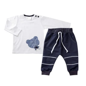 Completo 2 pezzi: t-shirt con stampa, applicazione e pantalone in tessuto jeans elasticizzato con tagli e profili in contrasto
